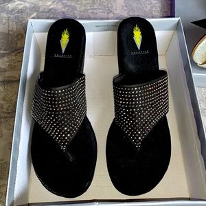 Volatile women’s high wedges black with pretty gems all over!